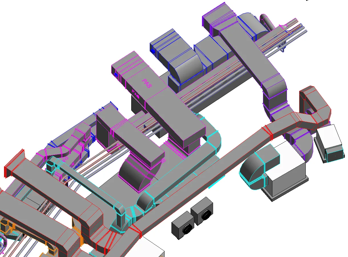 Vue axonométrique d’une maquette numérique de synthèse : réseaux aérauliques rectangulaires, coudes, piquages et réseaux hydrauliques superposés, arêtes colorées par lot.